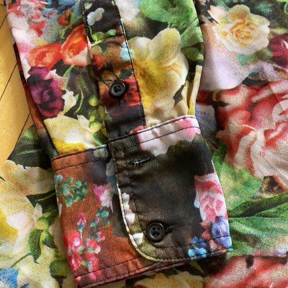 ❌SOLD❌Colourful Button front blouse - Picture 3 of 6